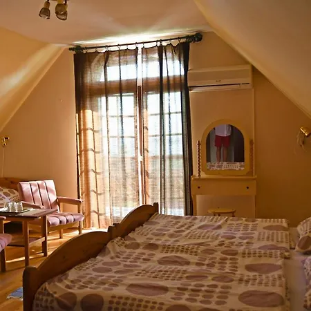 Pigal Panzio Bed & Breakfast 3*