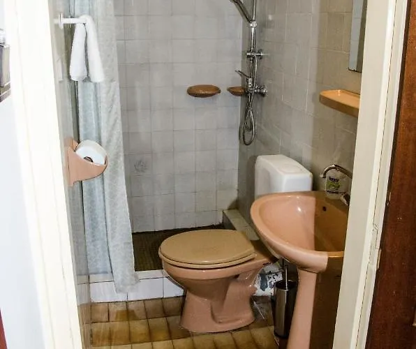 לינה וארוחת בוקר Pigal Panzio 3*